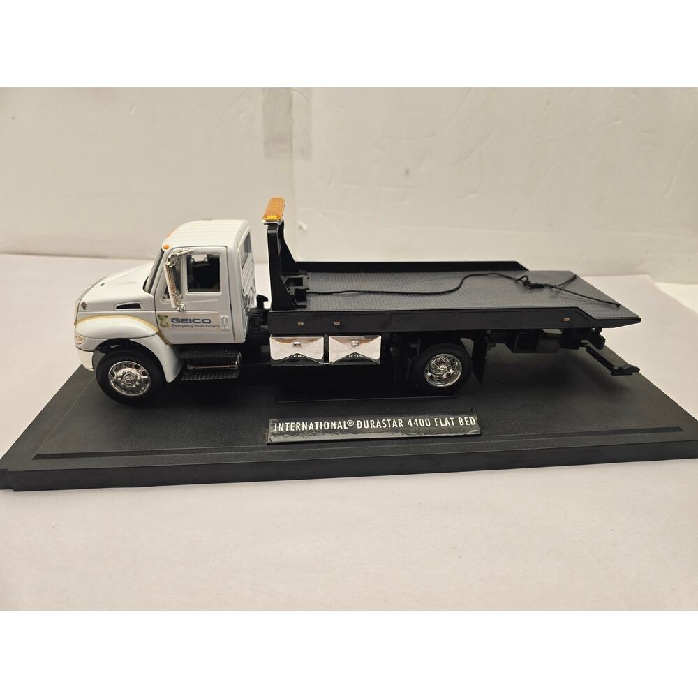 GEICO International DuraStar 4400 Flat Bed Tow Truck Model Diecast 1:24 (approx)